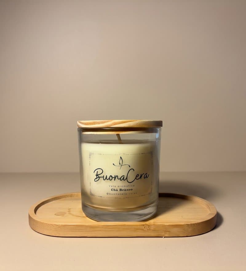 Vela aromática BuonaCera em copo de vidro transparente alto e largo, com tampa de madeira