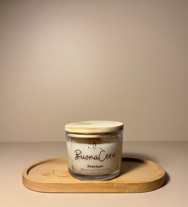 Vela aromática BuonaCera em copo de vidro transparente baixo e largo, com tampa de madeira