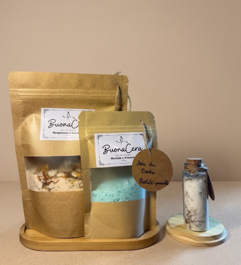 Kit de sais de banho BuonaCera: embalagem de 300 g, embalagem de 100 g e frasco de vidro com rolha