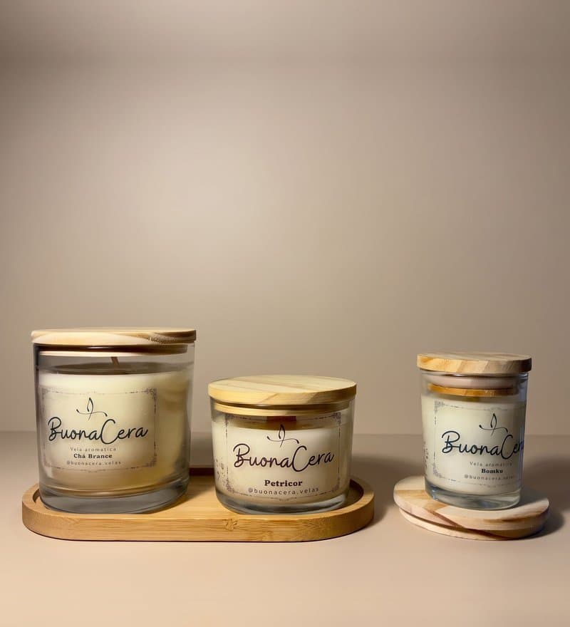 Três velas aromáticas BuonaCera em copos de vidro transparente, nos tamanhos G, M e P