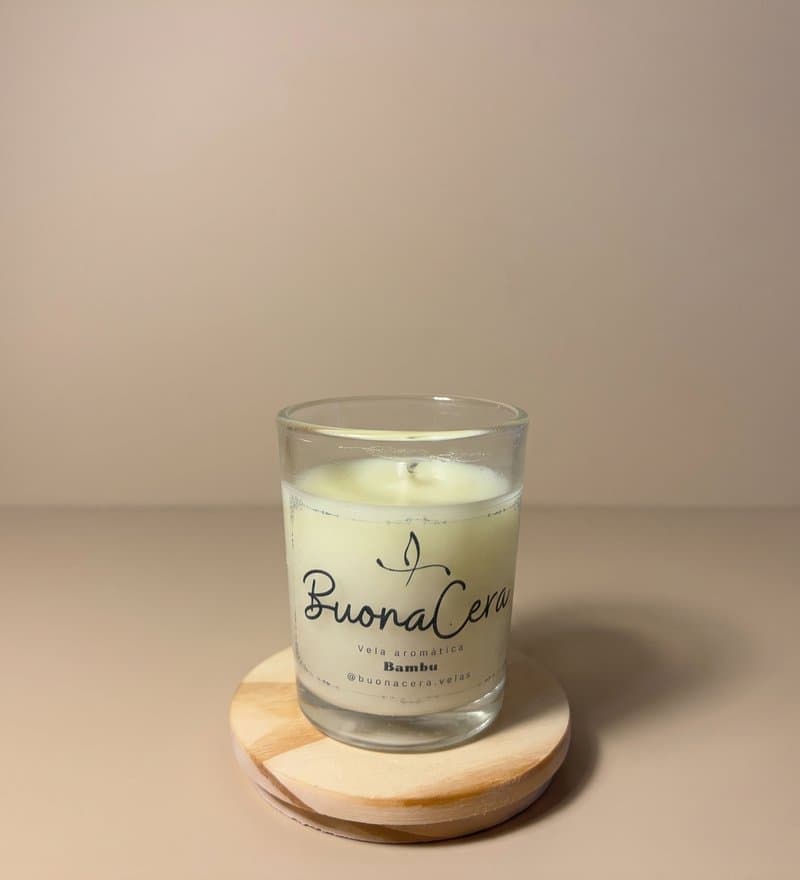 Vela aromática BuonaCera em copo de vidro transparente pequeno e estreito