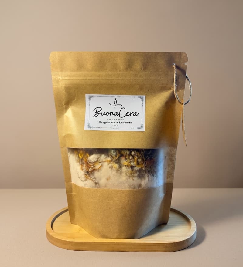 Embalagem kraft de sais de banho BuonaCera de 300 g, com janela transparente e rótulo Bergamota e Lavanda